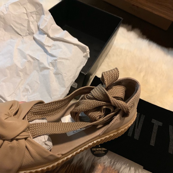 Bow creeper sandal in oatmeal - Picture 3 of 5